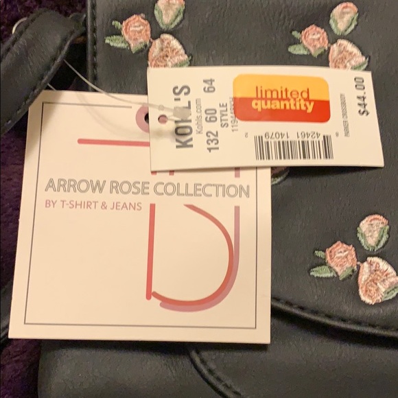 NWT~ CUTE LITTLE BLACK PURSE WITH FLOWERS 🌺 ON IT - Picture 2 of 2